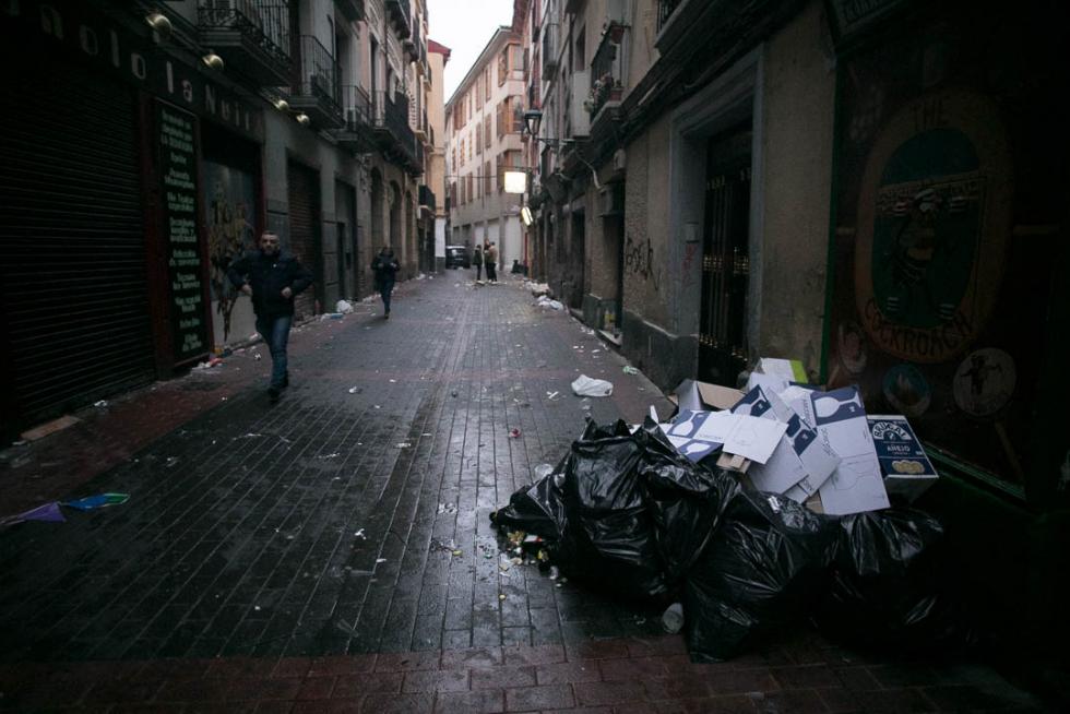 Los restos de la fiesta se dejaban ver en Zaragoza a primera hora de la mañana de este miércoles. Brigadas de limpieza y rezagados aún de fiesta coincidían en las primeras horas del día de Año Nuevo.