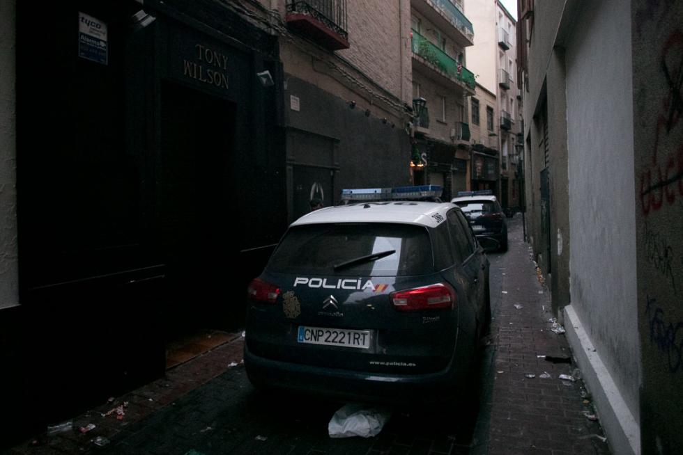 Los restos de la fiesta se dejaban ver en Zaragoza a primera hora de la mañana de este miércoles. Brigadas de limpieza y rezagados aún de fiesta coincidían en las primeras horas del día de Año Nuevo.