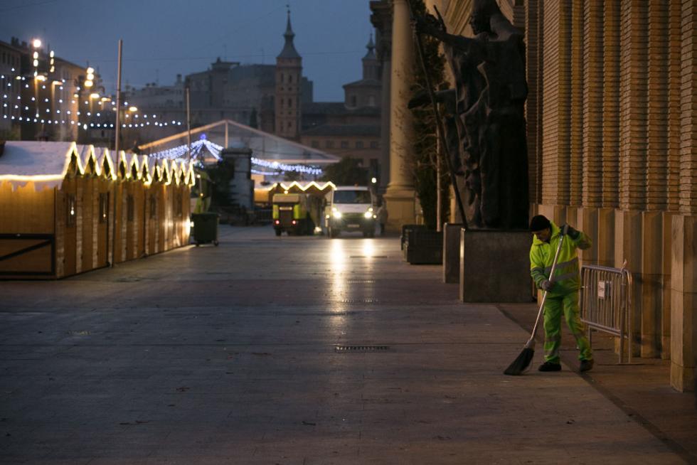 Los restos de la fiesta se dejaban ver en Zaragoza a primera hora de la mañana de este miércoles. Brigadas de limpieza y rezagados aún de fiesta coincidían en las primeras horas del día de Año Nuevo.