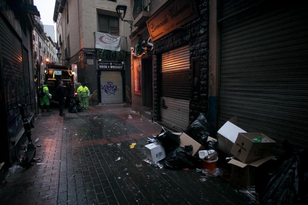 Los restos de la fiesta se dejaban ver en Zaragoza a primera hora de la mañana de este miércoles. Brigadas de limpieza y rezagados aún de fiesta coincidían en las primeras horas del día de Año Nuevo.