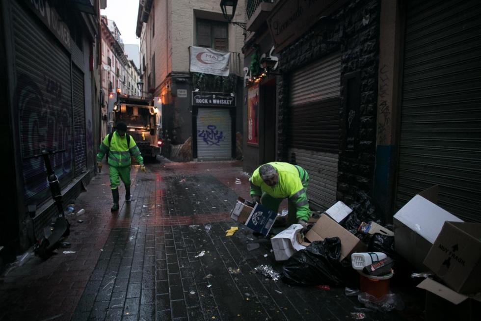 Los restos de la fiesta se dejaban ver en Zaragoza a primera hora de la mañana de este miércoles. Brigadas de limpieza y rezagados aún de fiesta coincidían en las primeras horas del día de Año Nuevo.