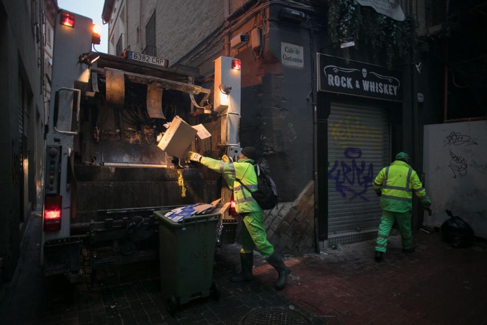 Los restos de la fiesta se dejaban ver en Zaragoza a primera hora de la mañana de este miércoles. Brigadas de limpieza y rezagados aún de fiesta coincidían en las primeras horas del día de Año Nuevo.