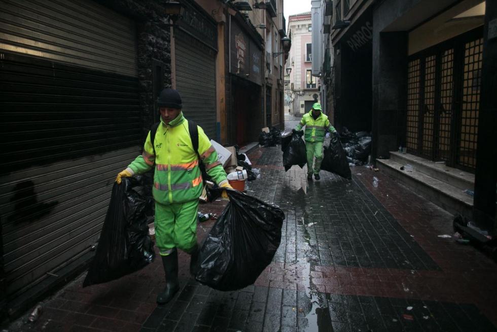 Los restos de la fiesta se dejaban ver en Zaragoza a primera hora de la mañana de este miércoles. Brigadas de limpieza y rezagados aún de fiesta coincidían en las primeras horas del día de Año Nuevo.