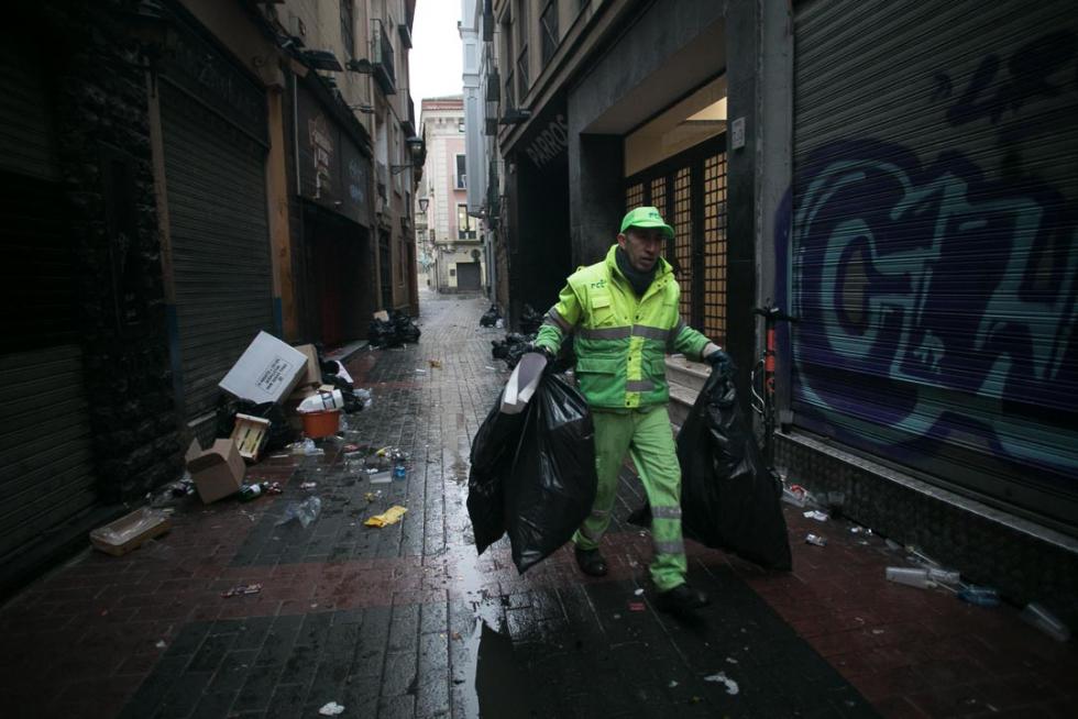 Los restos de la fiesta se dejaban ver en Zaragoza a primera hora de la mañana de este miércoles. Brigadas de limpieza y rezagados aún de fiesta coincidían en las primeras horas del día de Año Nuevo.