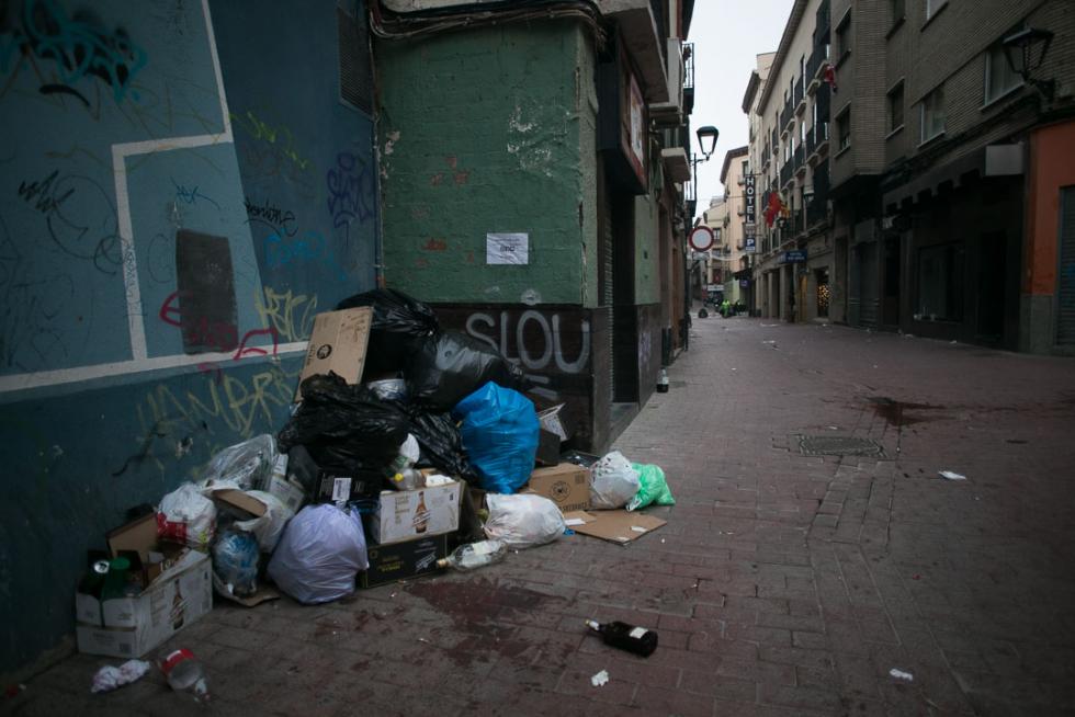 Los restos de la fiesta se dejaban ver en Zaragoza a primera hora de la mañana de este miércoles. Brigadas de limpieza y rezagados aún de fiesta coincidían en las primeras horas del día de Año Nuevo.