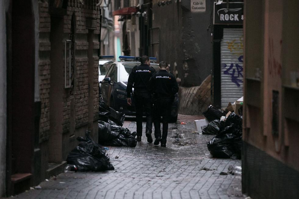 Los restos de la fiesta se dejaban ver en Zaragoza a primera hora de la mañana de este miércoles. Brigadas de limpieza y rezagados aún de fiesta coincidían en las primeras horas del día de Año Nuevo.