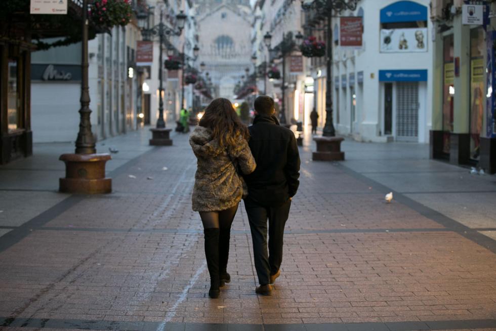 Los restos de la fiesta se dejaban ver en Zaragoza a primera hora de la mañana de este miércoles. Brigadas de limpieza y rezagados aún de fiesta coincidían en las primeras horas del día de Año Nuevo.