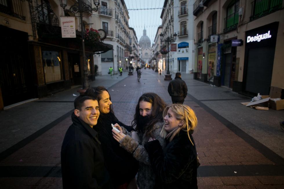 Los restos de la fiesta se dejaban ver en Zaragoza a primera hora de la mañana de este miércoles. Brigadas de limpieza y rezagados aún de fiesta coincidían en las primeras horas del día de Año Nuevo.