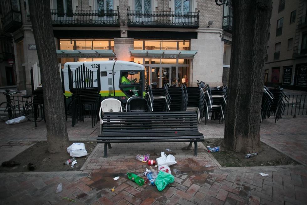 Los restos de la fiesta se dejaban ver en Zaragoza a primera hora de la mañana de este miércoles. Brigadas de limpieza y rezagados aún de fiesta coincidían en las primeras horas del día de Año Nuevo.