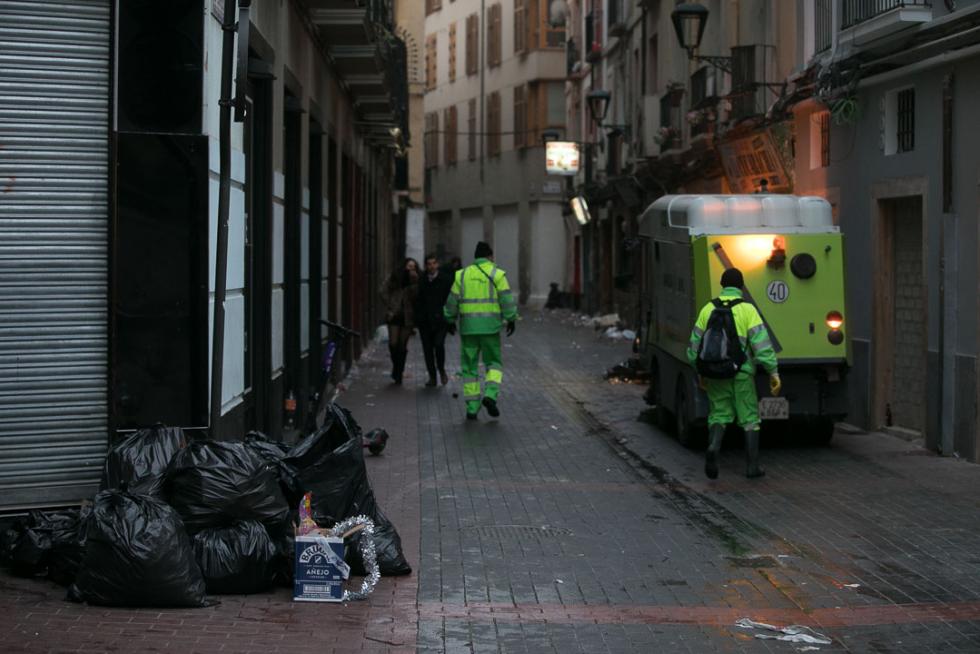Los restos de la fiesta se dejaban ver en Zaragoza a primera hora de la mañana de este miércoles. Brigadas de limpieza y rezagados aún de fiesta coincidían en las primeras horas del día de Año Nuevo.
