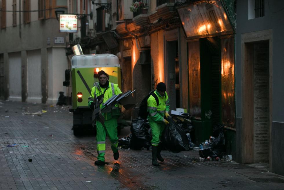 Los restos de la fiesta se dejaban ver en Zaragoza a primera hora de la mañana de este miércoles. Brigadas de limpieza y rezagados aún de fiesta coincidían en las primeras horas del día de Año Nuevo.