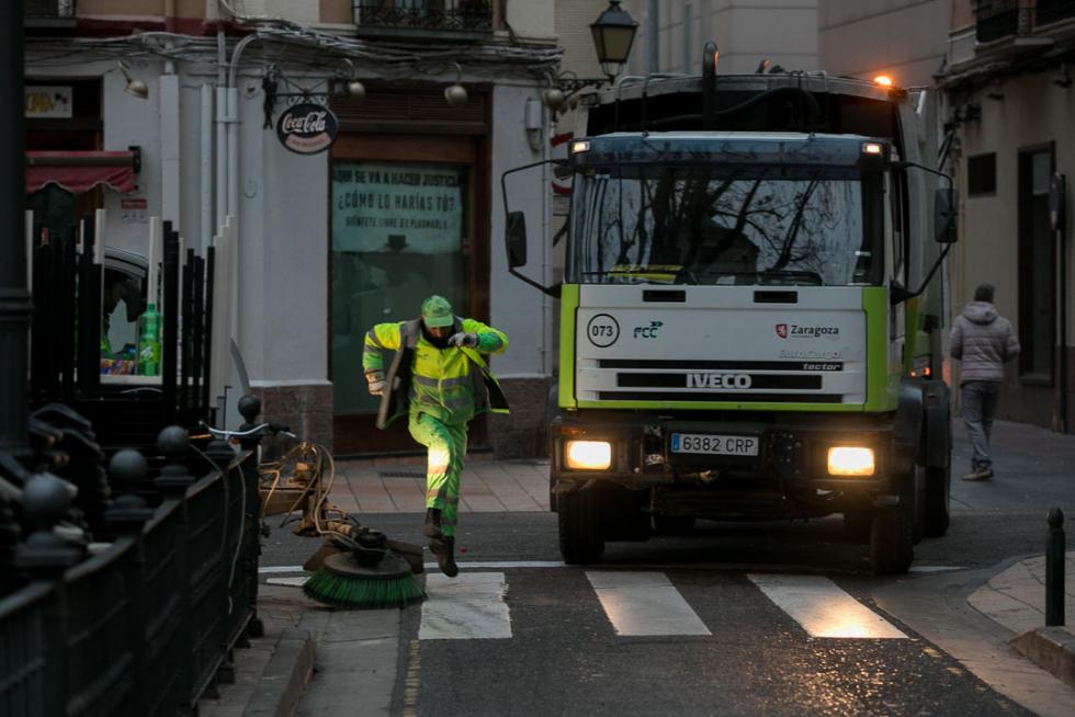 Los restos de la fiesta se dejaban ver en Zaragoza a primera hora de la mañana de este miércoles. Brigadas de limpieza y rezagados aún de fiesta coincidían en las primeras horas del día de Año Nuevo.