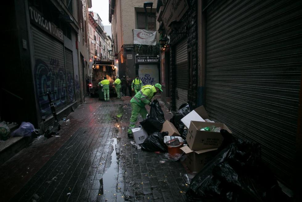 Los restos de la fiesta se dejaban ver en Zaragoza a primera hora de la mañana de este miércoles. Brigadas de limpieza y rezagados aún de fiesta coincidían en las primeras horas del día de Año Nuevo.