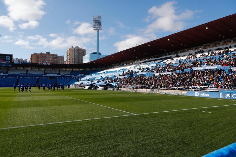 El Real Zaragoza ha llevado a cabo este mediodía en el estadio de La Romareda una sesión de entrenamiento en la que los futbolistas del conjunto aragonés han estado acompañados por más de cinco mil aficionados