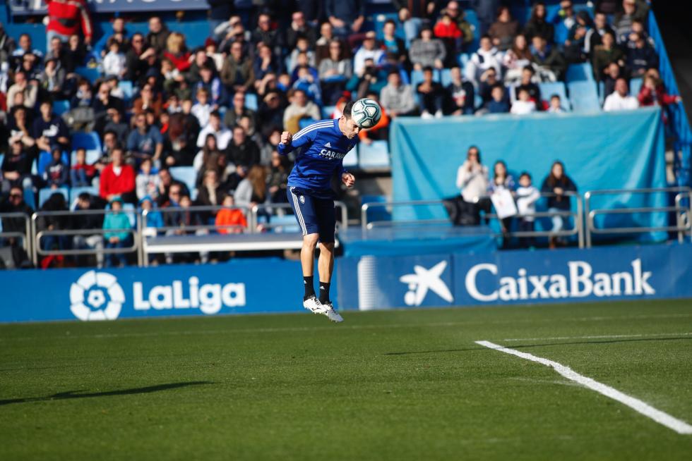 El Real Zaragoza ha llevado a cabo este mediodía en el estadio de La Romareda una sesión de entrenamiento en la que los futbolistas del conjunto aragonés han estado acompañados por más de cinco mil aficionados