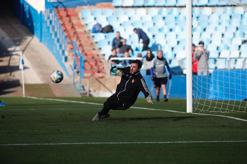 El Real Zaragoza ha llevado a cabo este mediodía en el estadio de La Romareda una sesión de entrenamiento en la que los futbolistas del conjunto aragonés han estado acompañados por más de cinco mil aficionados