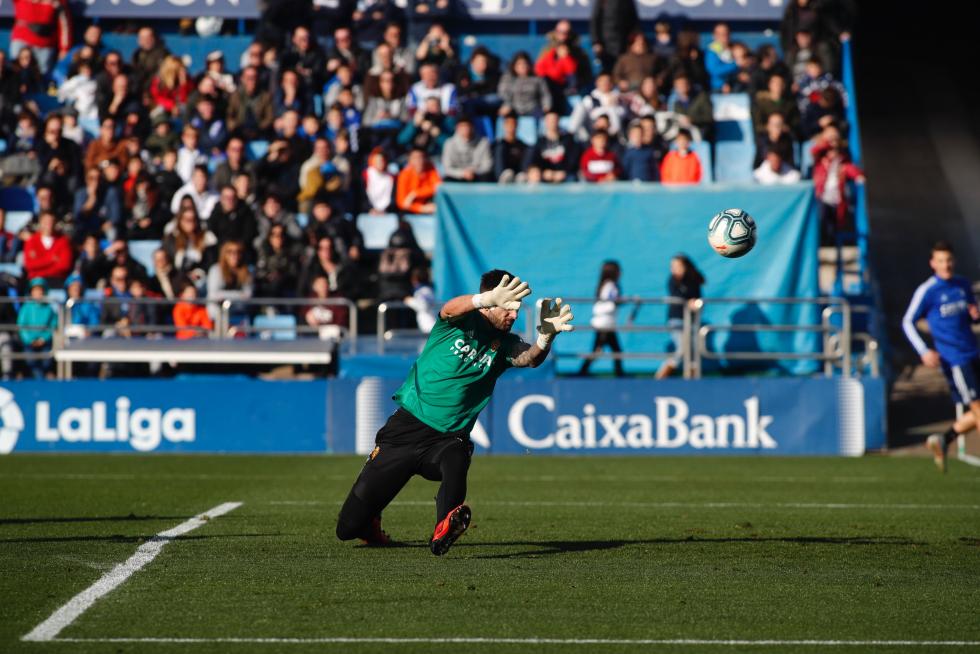 El Real Zaragoza ha llevado a cabo este mediodía en el estadio de La Romareda una sesión de entrenamiento en la que los futbolistas del conjunto aragonés han estado acompañados por más de cinco mil aficionados