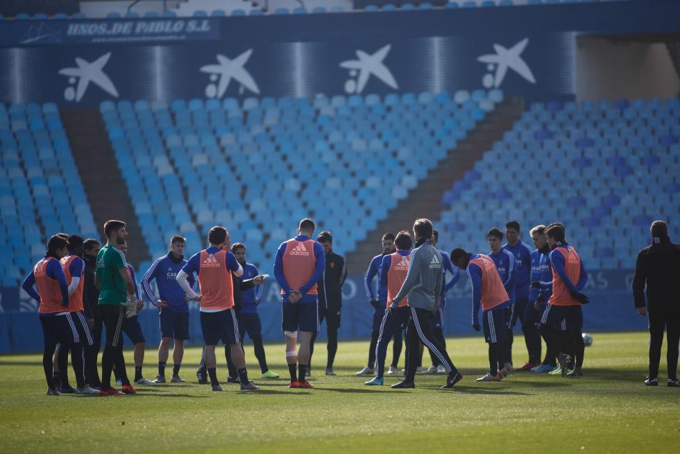 El Real Zaragoza ha llevado a cabo este mediodía en el estadio de La Romareda una sesión de entrenamiento en la que los futbolistas del conjunto aragonés han estado acompañados por más de cinco mil aficionados