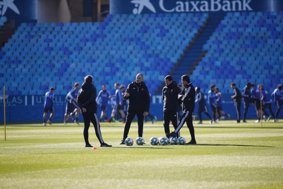 El Real Zaragoza ha llevado a cabo este mediodía en el estadio de La Romareda una sesión de entrenamiento en la que los futbolistas del conjunto aragonés han estado acompañados por más de cinco mil aficionados