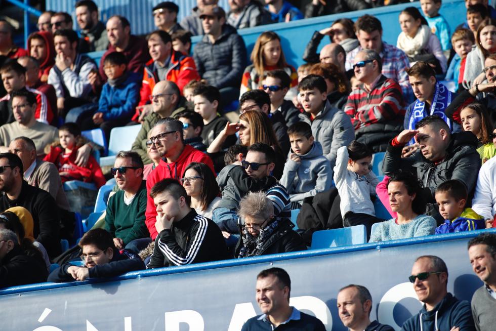 El Real Zaragoza ha llevado a cabo este mediodía en el estadio de La Romareda una sesión de entrenamiento en la que los futbolistas del conjunto aragonés han estado acompañados por más de cinco mil aficionados