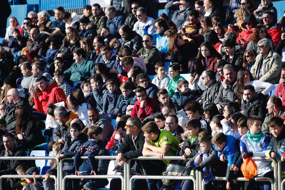 El Real Zaragoza ha llevado a cabo este mediodía en el estadio de La Romareda una sesión de entrenamiento en la que los futbolistas del conjunto aragonés han estado acompañados por más de cinco mil aficionados