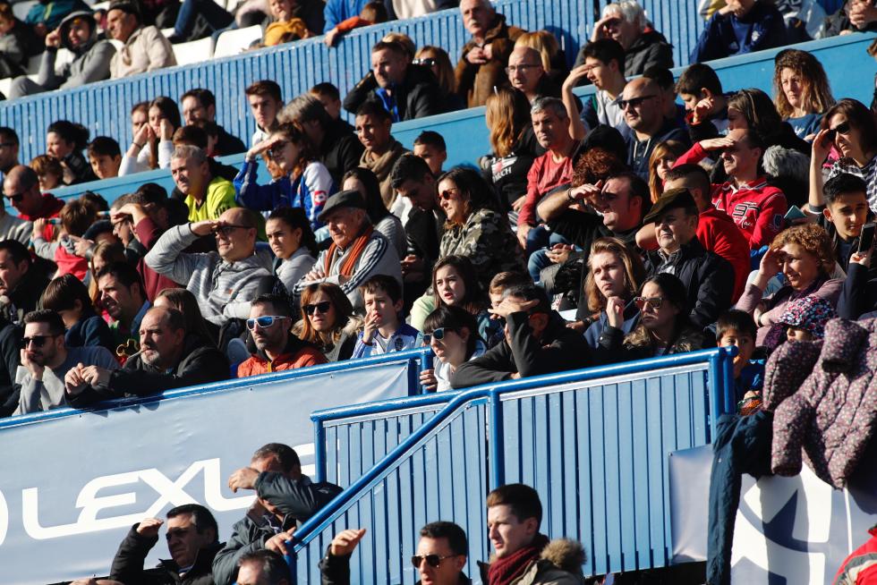 El Real Zaragoza ha llevado a cabo este mediodía en el estadio de La Romareda una sesión de entrenamiento en la que los futbolistas del conjunto aragonés han estado acompañados por más de cinco mil aficionados