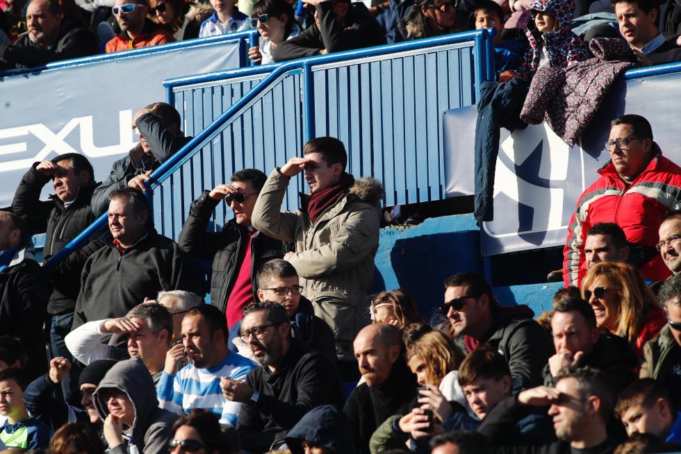 El Real Zaragoza ha llevado a cabo este mediodía en el estadio de La Romareda una sesión de entrenamiento en la que los futbolistas del conjunto aragonés han estado acompañados por más de cinco mil aficionados