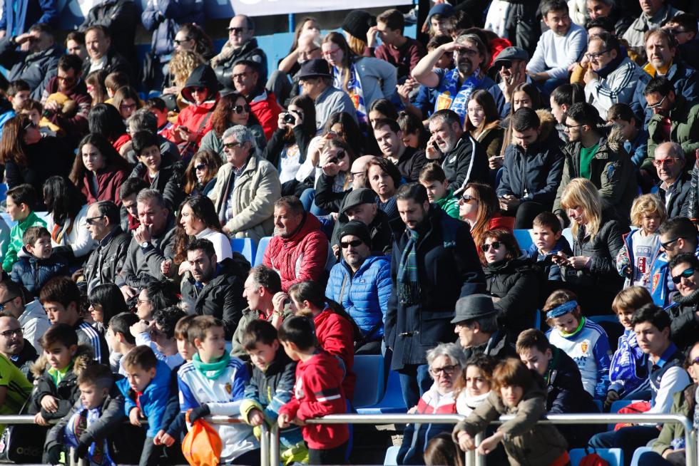 El Real Zaragoza ha llevado a cabo este mediodía en el estadio de La Romareda una sesión de entrenamiento en la que los futbolistas del conjunto aragonés han estado acompañados por más de cinco mil aficionados