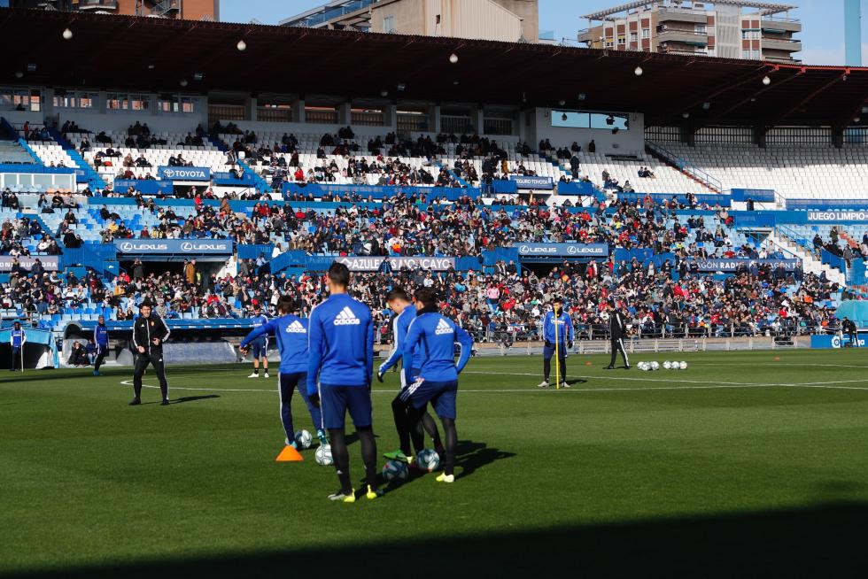 El Real Zaragoza ha llevado a cabo este mediodía en el estadio de La Romareda una sesión de entrenamiento en la que los futbolistas del conjunto aragonés han estado acompañados por más de cinco mil aficionados