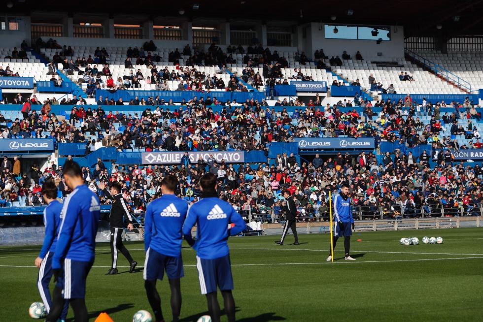 El Real Zaragoza ha llevado a cabo este mediodía en el estadio de La Romareda una sesión de entrenamiento en la que los futbolistas del conjunto aragonés han estado acompañados por más de cinco mil aficionados