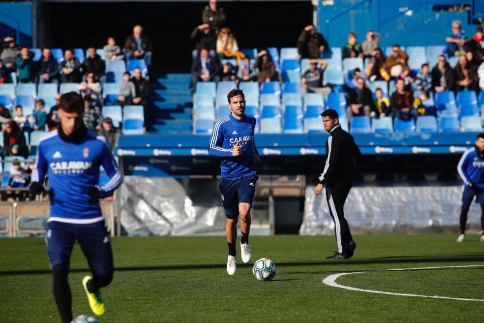 El Real Zaragoza ha llevado a cabo este mediodía en el estadio de La Romareda una sesión de entrenamiento en la que los futbolistas del conjunto aragonés han estado acompañados por más de cinco mil aficionados
