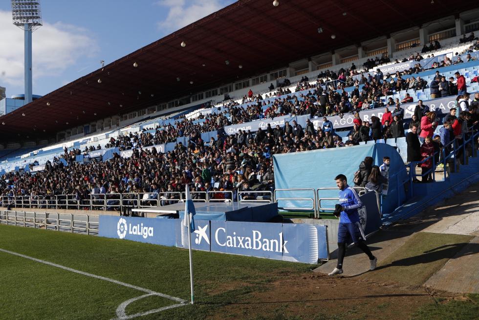 El Real Zaragoza ha llevado a cabo este mediodía en el estadio de La Romareda una sesión de entrenamiento en la que los futbolistas del conjunto aragonés han estado acompañados por más de cinco mil aficionados