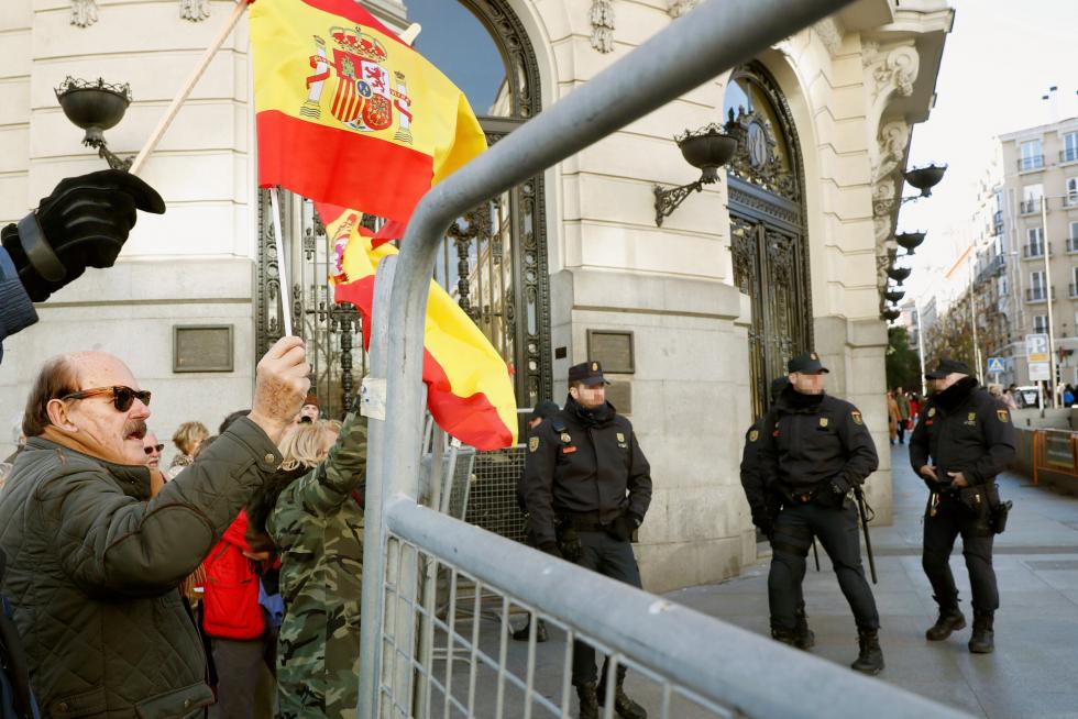 Manifestación celebrada a escasos metros del Congreso de los Diputados durante el transcurso del debate de investidura.