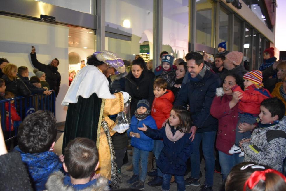 Unas 200 personas han formado la comitiva real que ha acompañado a los Magos de Oriente