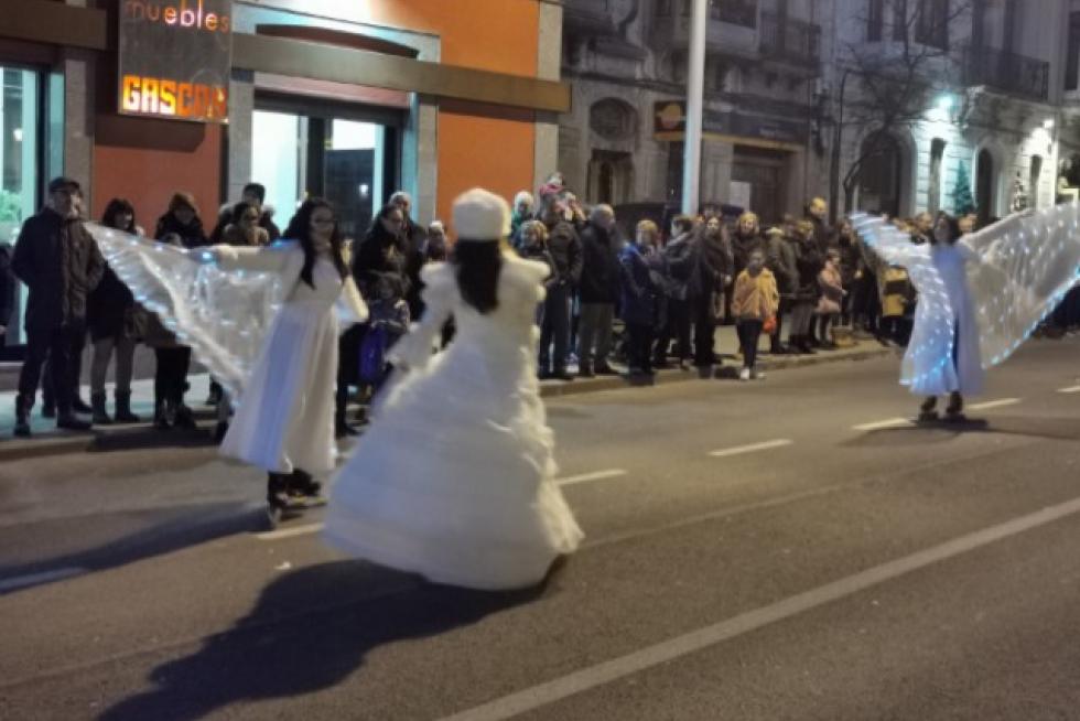Melchor, Gaspar y Baltasar recorrieron las calles de Jaca junto a unos personajes mágicos que invitaban a soñar