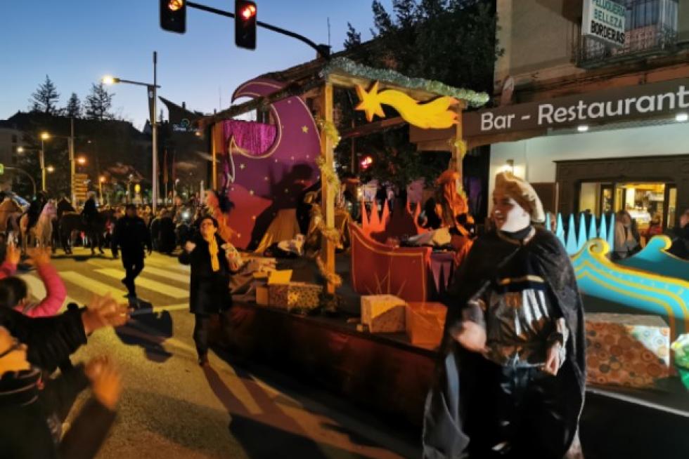 Melchor, Gaspar y Baltasar recorrieron las calles de Jaca junto a unos personajes mágicos que invitaban a soñar