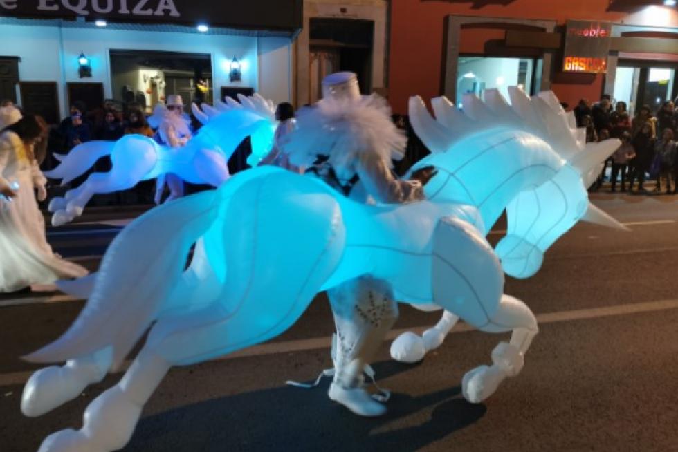 Melchor, Gaspar y Baltasar recorrieron las calles de Jaca junto a unos personajes mágicos que invitaban a soñar