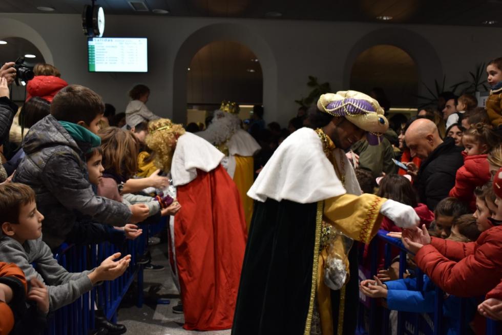 Unas 200 personas han formado la comitiva real que ha acompañado a los Magos de Oriente