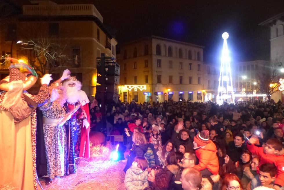 Los Reyes son fieles a la costumbre de llegar a Monzón en esta noche tan especial en tren