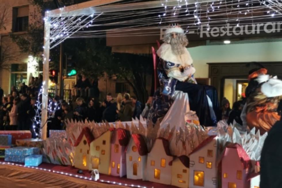Melchor, Gaspar y Baltasar recorrieron las calles de Jaca junto a unos personajes mágicos que invitaban a soñar