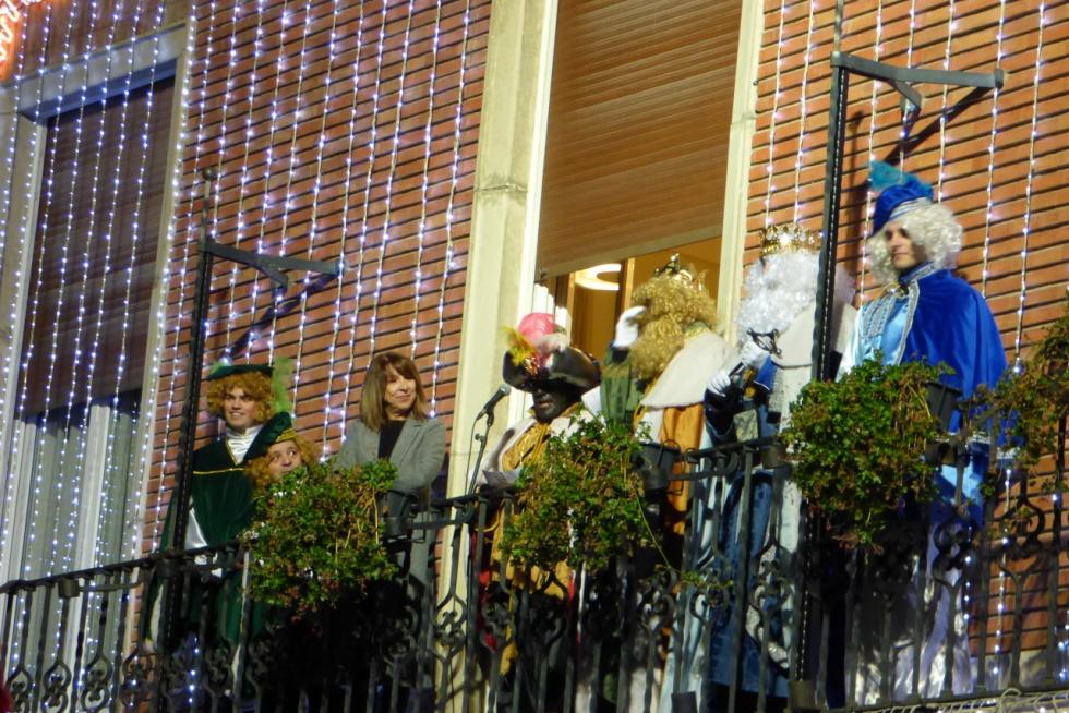 La llegada de los Reyes al Ayuntamiento de Sabiñánigo es todo un espectáculo de color y música