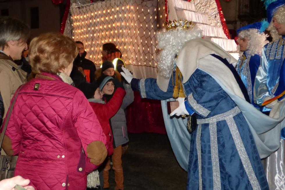 La llegada de los Reyes al Ayuntamiento de Sabiñánigo es todo un espectáculo de color y música