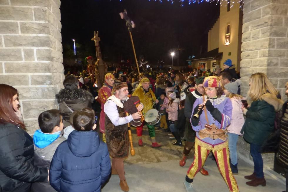 La llegada de los Reyes al Ayuntamiento de Sabiñánigo es todo un espectáculo de color y música