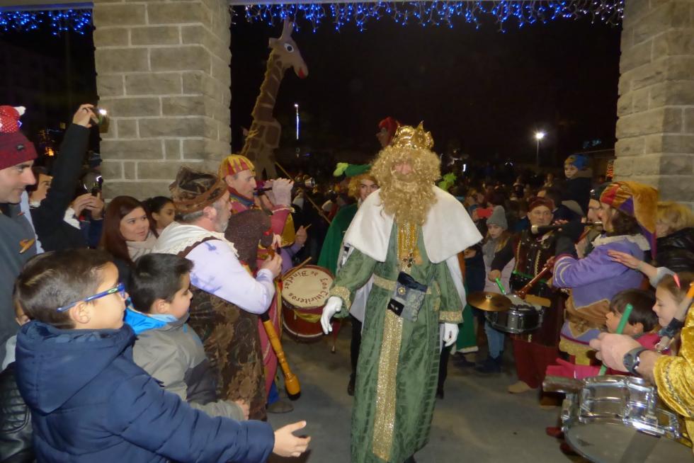 La llegada de los Reyes al Ayuntamiento de Sabiñánigo es todo un espectáculo de color y música