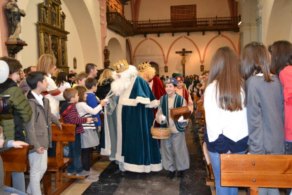 En Tauste, los Reyes acuden a la iglesia de Santa María para recoger un gran manojo de llaves con el que pueden abrir todas las puertas