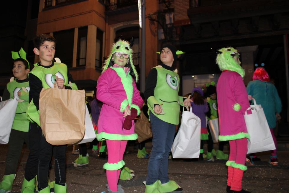 Sus Majestadores recorrieron Tarazona acompañadas por personajes de dibujos animados