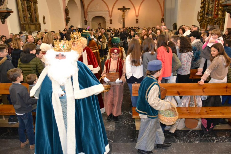 En Tauste, los Reyes acuden a la iglesia de Santa María para recoger un gran manojo de llaves con el que pueden abrir todas las puertas