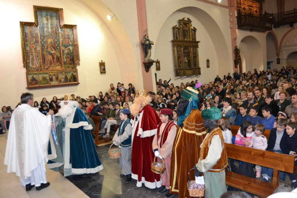 En Tauste, los Reyes acuden a la iglesia de Santa María para recoger un gran manojo de llaves con el que pueden abrir todas las puertas