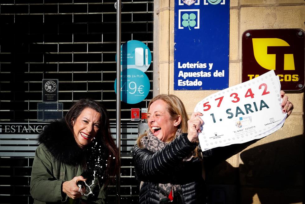 as responsables de un estanco ubicado en la calle Reina Regente, en el centro de lSan Sebastián, Miren Gurpegi (i) y Ainhoa Tais, se han acercado para brindar con cava tras haber repartido 400.000 euros de el gordo