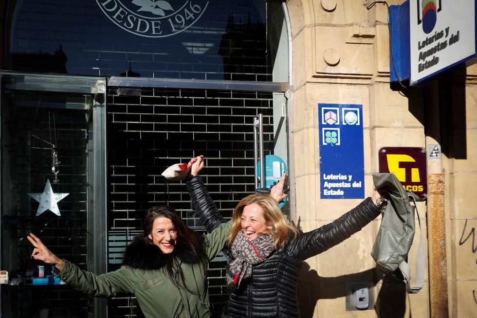 as responsables de un estanco ubicado en la calle Reina Regente, en el centro de lSan Sebastián, Miren Gurpegi (i) y Ainhoa Tais, se han acercado para brindar con cava tras haber repartido 400.000 euros de el gordo